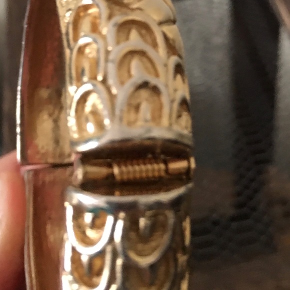 Vintage Monet gold plate dragon scale bangle hinge - Picture 6 of 7